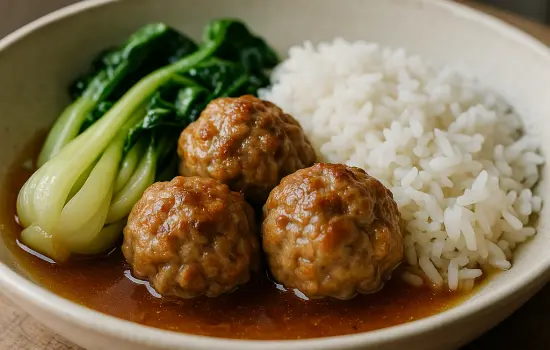 Boulettes de porc au gingembre, chou pak-choï et riz