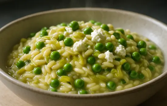 Orzo crémeux aux poireaux, petits pois et chèvre frais