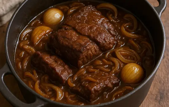 Paleron de bœuf braisé à la bière et aux oignons