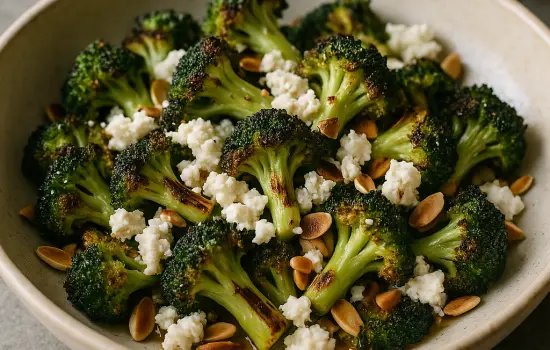 Salade de brocolis rôtis, feta et amandes