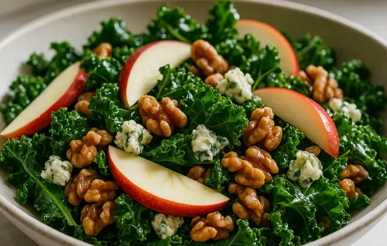 Salade de chou kale, pommes, noix et bleu