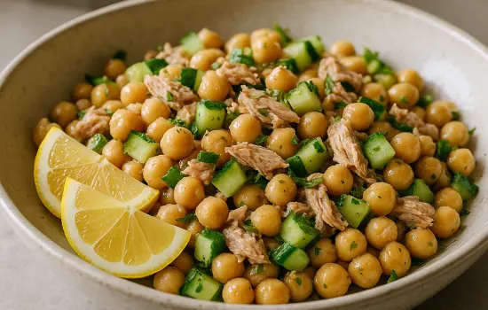 Salade de pois chiches au thon, concombre et citron