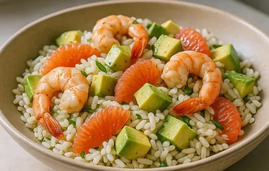 Salade de riz aux crevettes, avocat et pamplemousse