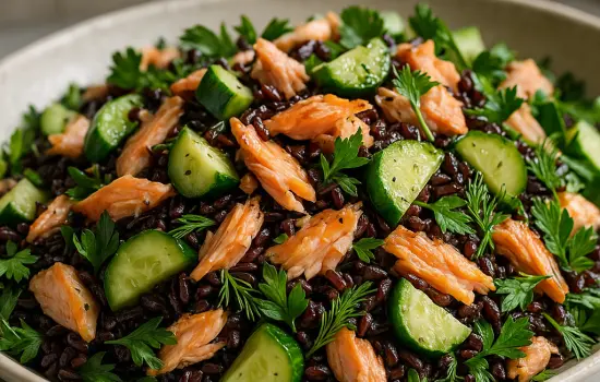 Salade de riz noir, saumon rôti, concombre et herbes